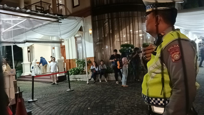Suasana Terkini Rumah Duka Titiek Puspa: Tenda Putih Didirikan, Pelayat Mulai Berdatangan
